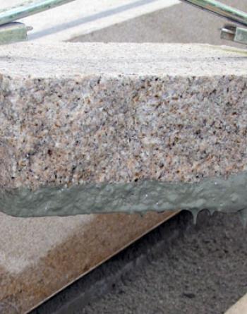 Granitplatte getaucht in STEIN TEC® Haftkleber Haftfix.