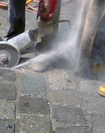 Par endroits et suivant la qualité du mortier de jointement en place, la profondeur de joint minimale requise (30 mm) ne pourra être atteinte que par un sciage mécanique.